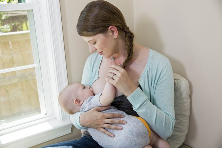 शिशु को स्तनपान कराएं breastfeeding to sooth a child after vaccination